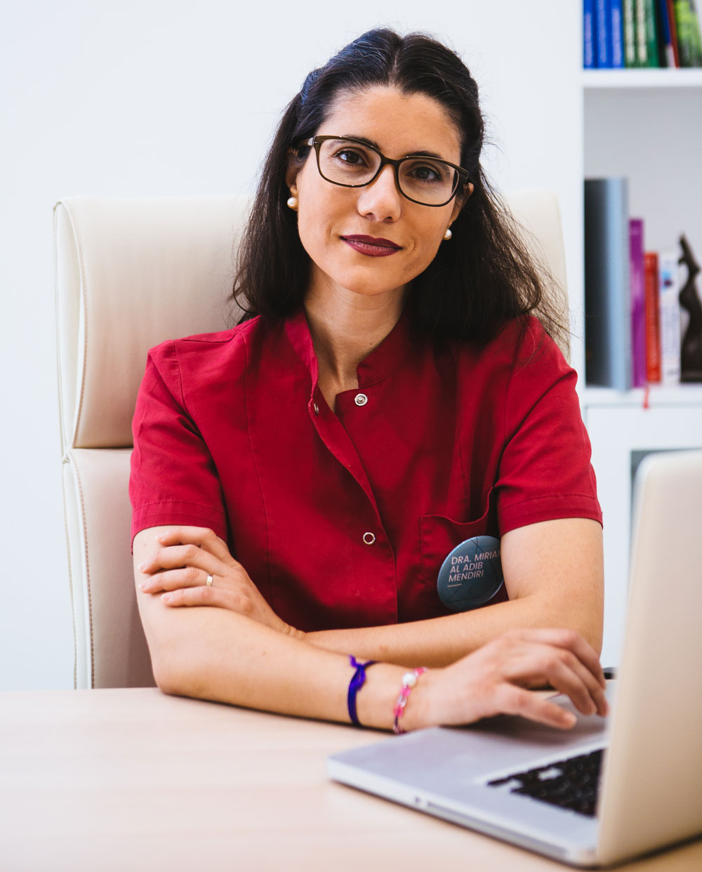 Dra. Miriam Al Adib Mendiri ginecóloga en su consulta
